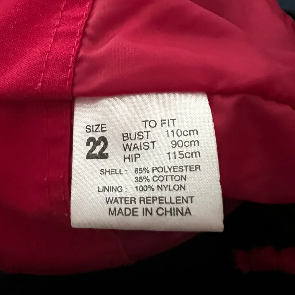 Red coat/jacket.Silver coloured adornments. Water repellent. Lined. Nautical - Picture 12 of 12